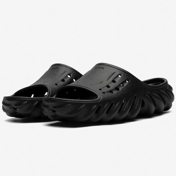 Chinelo Crocs Echo Slide preto com sola texturizada