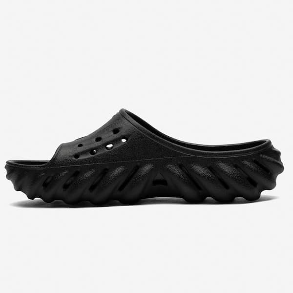Sandália Crocs Echo Slide preta com sola texturizada, design ergonômico e ventilação.