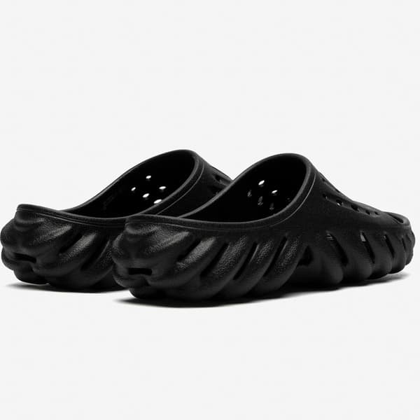 Par de sandálias Crocs Echo Slide pretas com sola texturizada, ideal para uso casual.