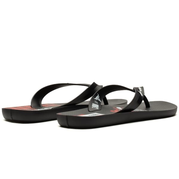 Chinelo adulto Rider NBA Chicago Bulls, preto com detalhes vermelhos, vista frontal.