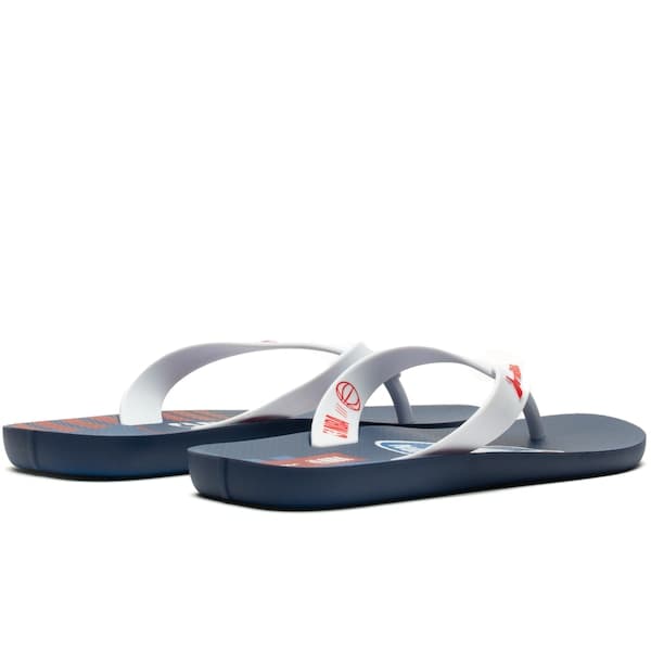 Chinelo adulto NBA Chicago Bulls azul e branco com logo e detalhes vermelhos.