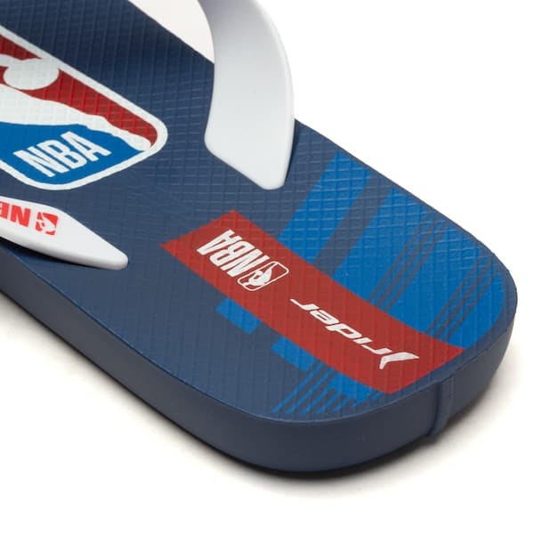 Detalhe de chinelo adulto NBA Chicago Bulls com logo NBA e detalhes em vermelho.