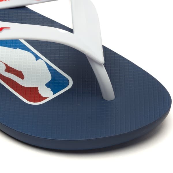 Detalhe de chinelo adulto NBA Chicago Bulls com logo NBA e tira branca.