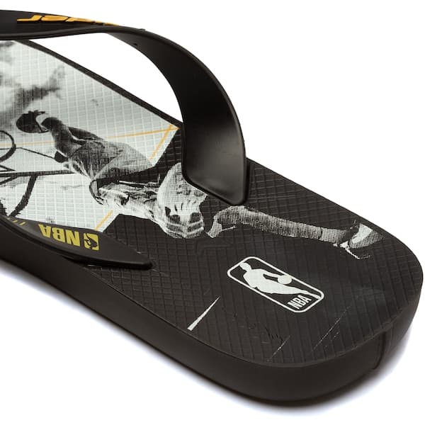 Detalhe da parte superior do chinelo de dedo Grendene Rider NBA Chicago Bulls.