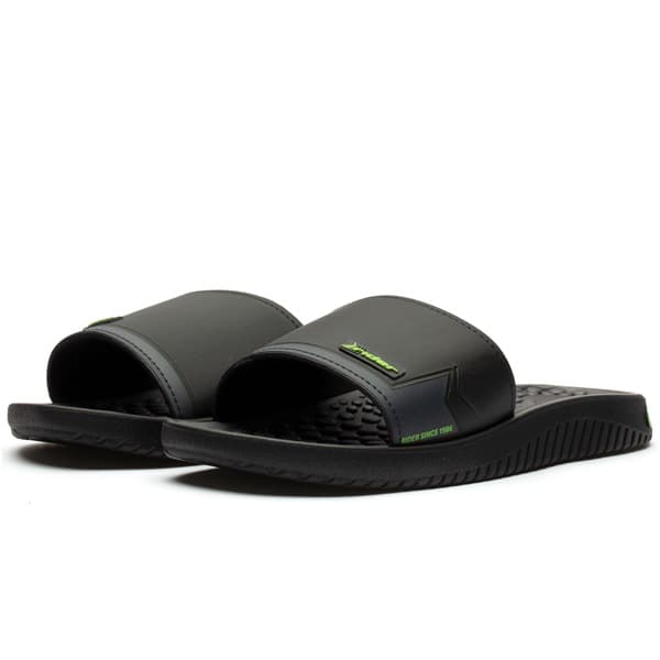 Chinelo slide preto com sola texturizada e logo verde fluorescente