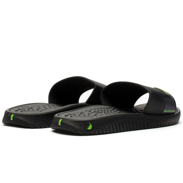 Chinelo Rider Pump II Slide preto e verde com sola texturizada.