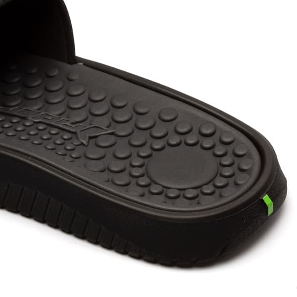 Detalhe da sola do chinelo Rider Pump II Slide com design texturizado.