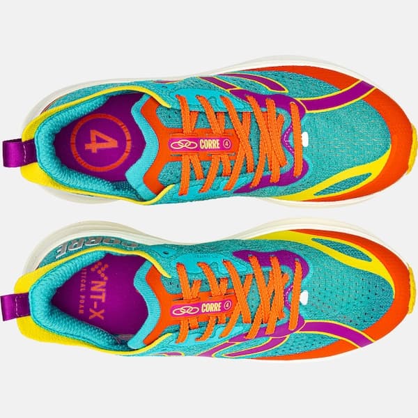 Tênis Olympikus Corre 4 unissex azul, amarelo, laranja e roxo com detalhes em neon.