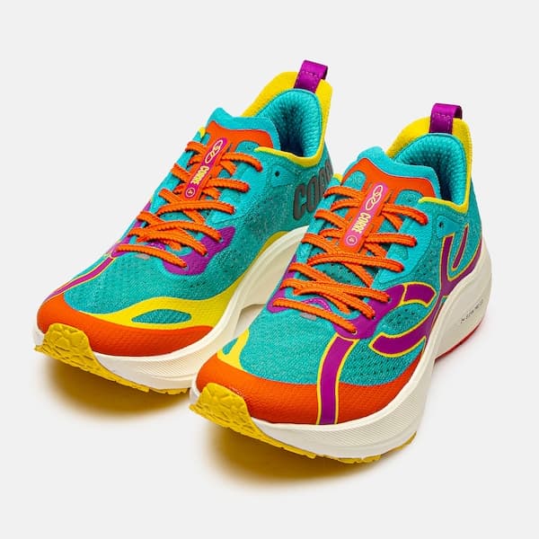Tênis Olympikus Corre 4 azul, amarelo, laranja e roxo com sola branca e detalhes neon.
