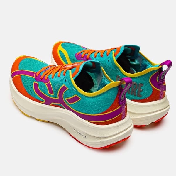 Tênis Olympikus Corre 4 unissex com design vibrante em azul, amarelo e laranja.
