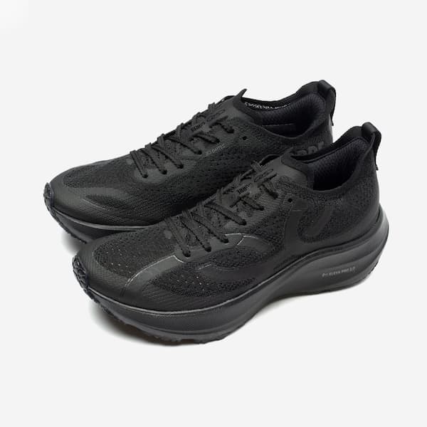Par de tênis de corrida Olympikus Corre 4 preto, com design ventilado.