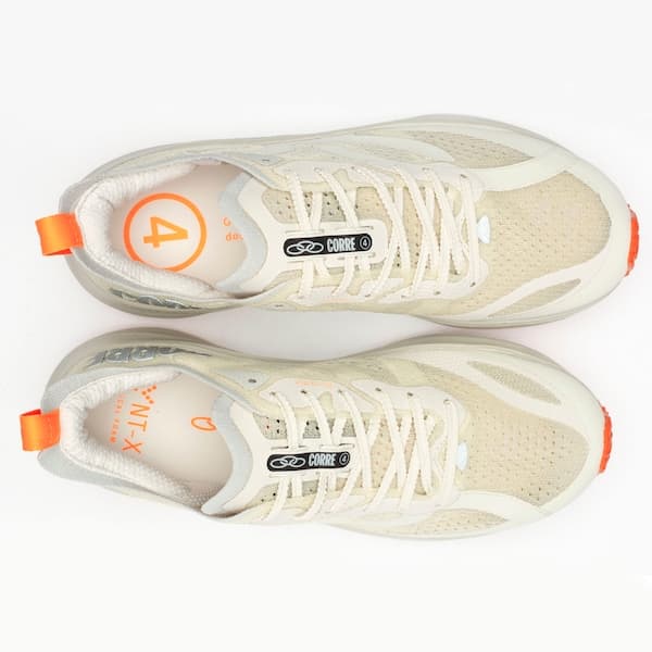 Tênis Olympikus Corre 4 branco e cinza com detalhes em laranja, estilo esportivo.