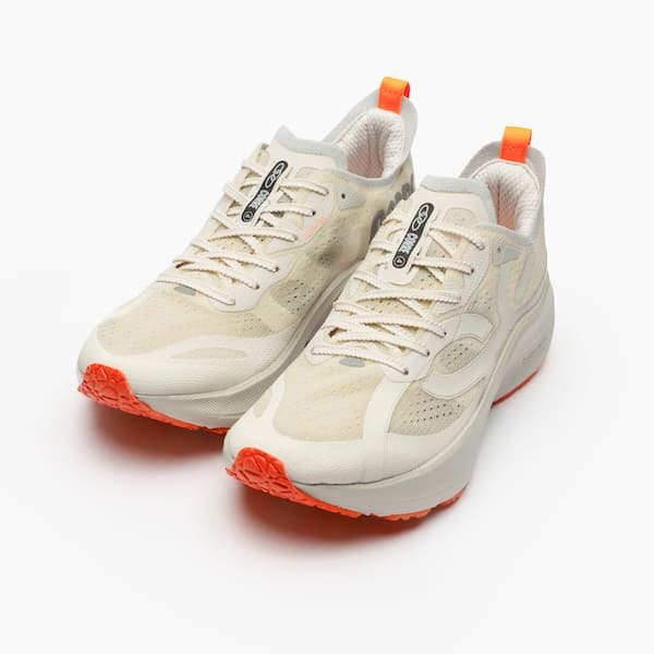 Par de tênis Olympikus Corre 4 branco e cinza com sola laranja, ideal para corrida.