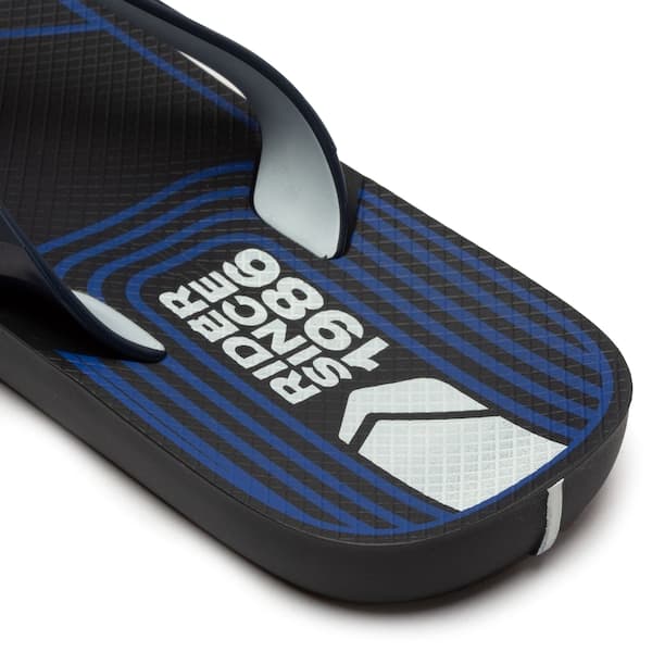 Detalhe do flip flop Rider Way Logo Dedo, textura superior, azul e branco.