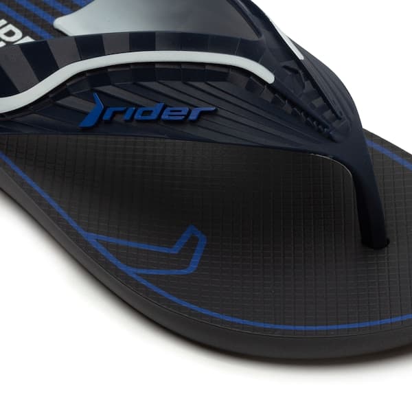 Detalhe do flip flop Rider Way Logo Dedo, textura superior, azul e branco.