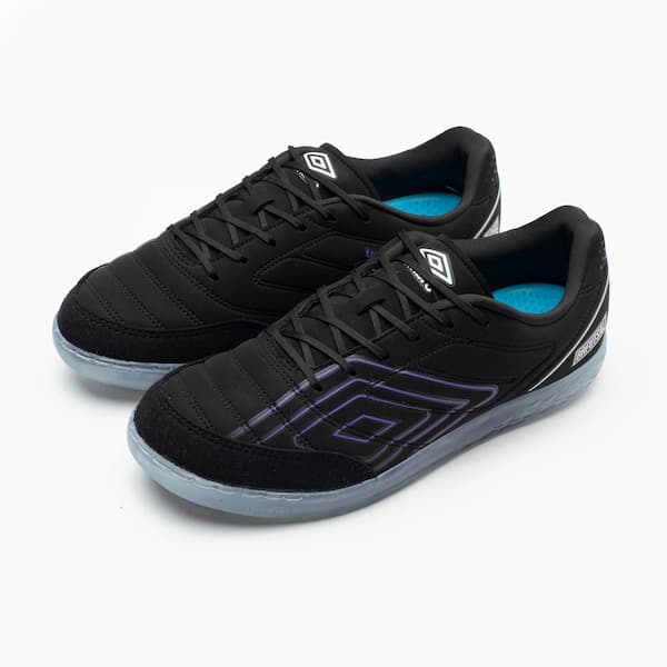 Chuteira de Futsal Adulto Umbro Billy, preto e branco, com sola em EVA.