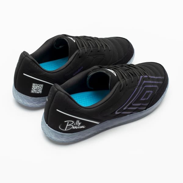 Chuteira de Futsal Adulto Umbro Billy, preto e branco, com logotipo Billy e sola EVA.