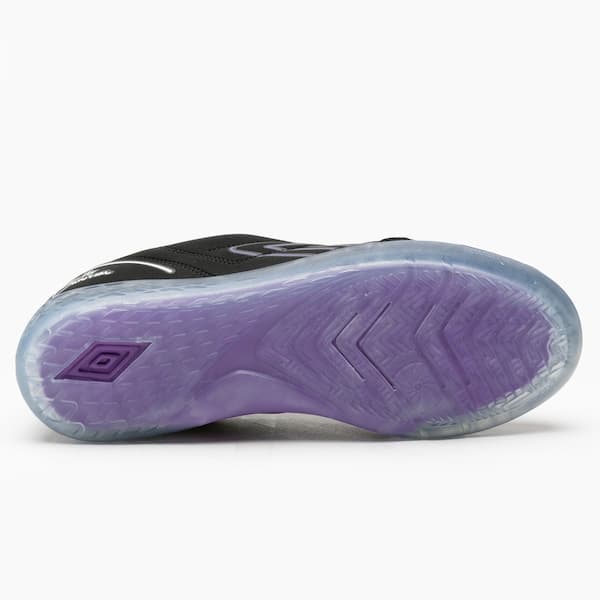 Detalhe da sola da Chuteira de Futsal Adulto Umbro Billy, em EVA, preto e branco.