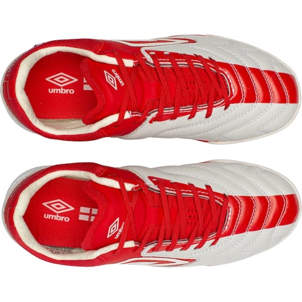Par de tênis de campo Umbro Adamant Master Class Pro Bump, vermelho e branco, logo visível.