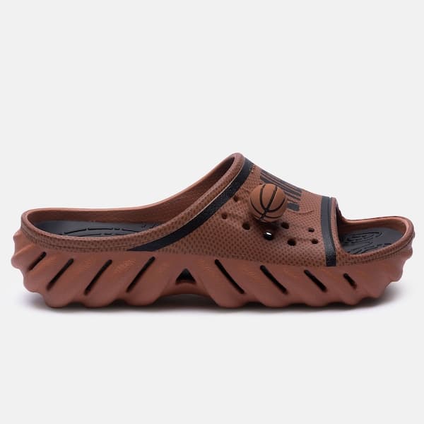 Chinelo Crocs NBA Echo Adulto, marrom, com logotipo NBA e texto NBA em destaque.