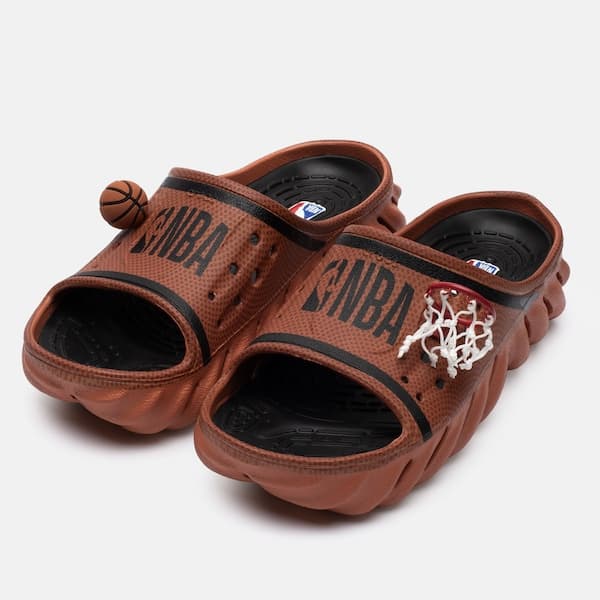Par de chinelos Crocs NBA Echo Flip Flop Adult Brown com logotipo da NBA e design esportivo.