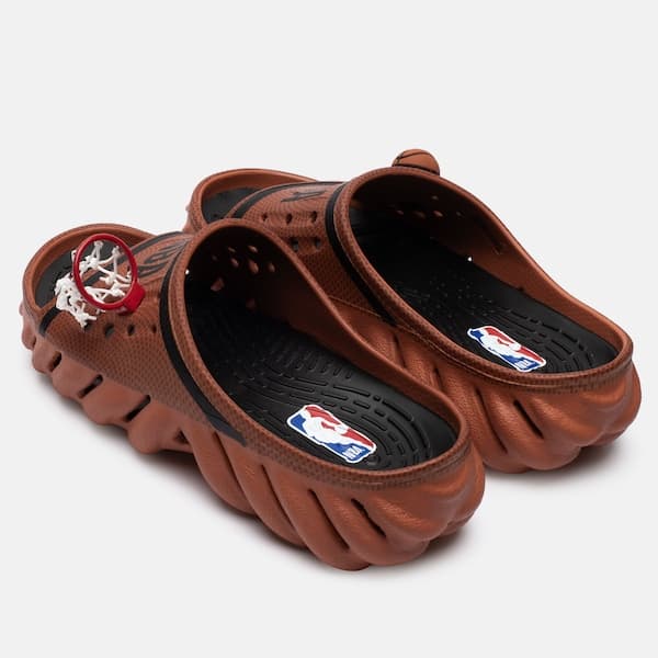 Par de chinelos Crocs NBA Echo Flip Flop Adult Brown com detalhes de basquete e sola ventilada.
