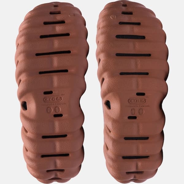 Detalhe da sola dos chinelos Crocs NBA Echo Flip Flop Adult Brown com design ventilado.