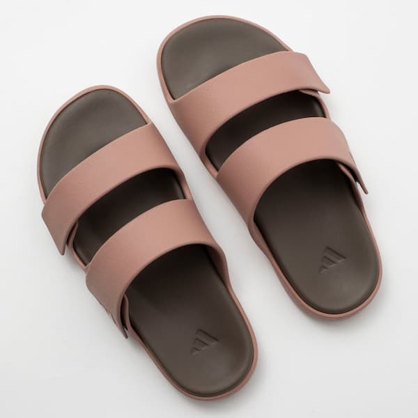 Par de chinelos adidas Znsory Sandal em marrom e preto, vista frontal, fundo branco.