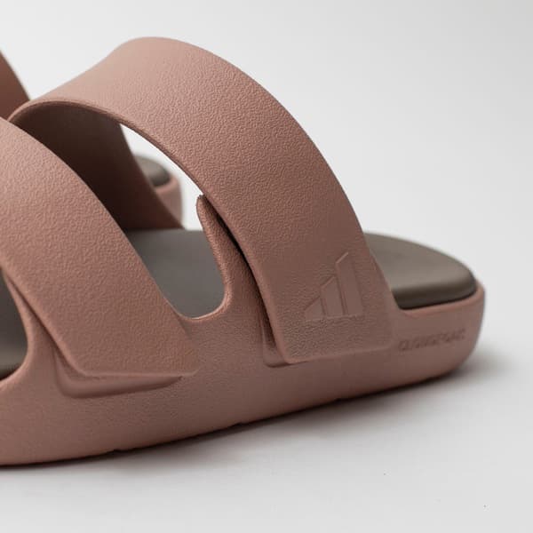 Detalhe da sandália Adidas Znsory em couro sintético marrom, mostrando o design minimalista.