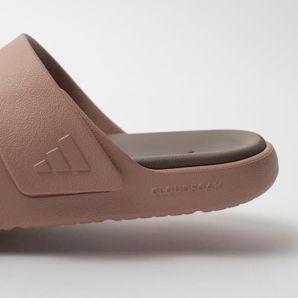 Detalhe da sola da sandália Adidas Znsory em couro sintético marrom, com marca Cloudfoam.