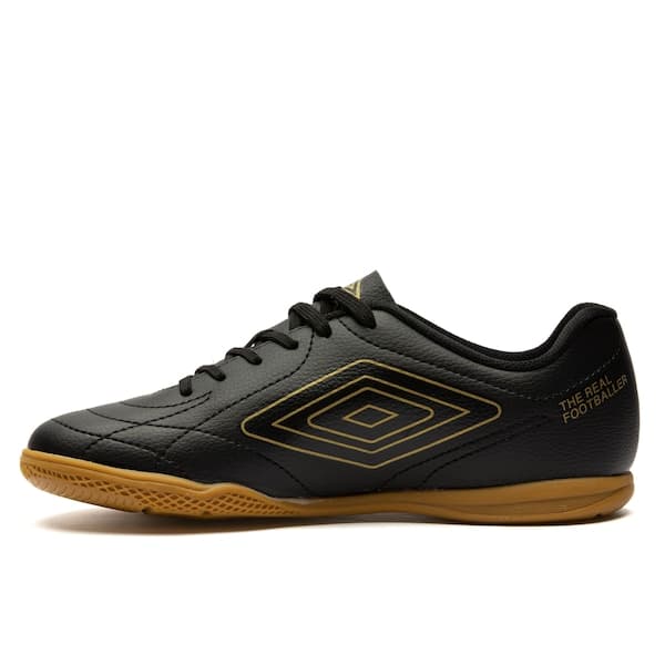 Chuteira futsal Umbro Class Footballer adulto, preta com detalhes dourados.