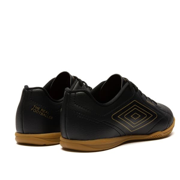 Par de chuteiras futsal Umbro Class Footballer adulto, pretas com sola marrom.