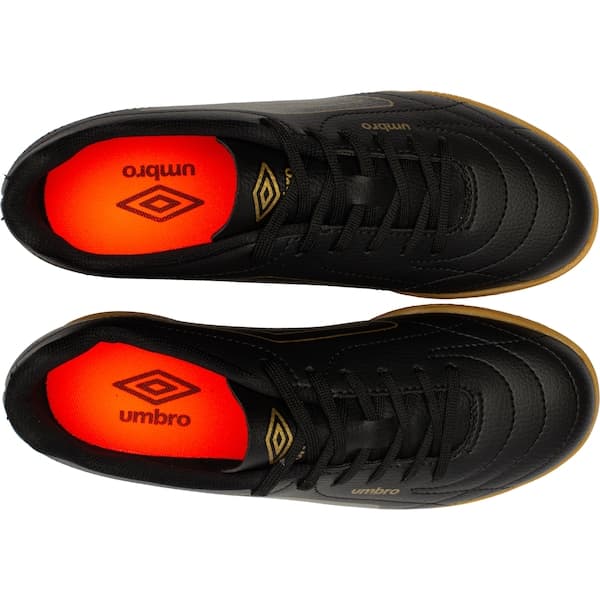 Par de chuteiras futsal Umbro Class Footballer adulto, pretas com detalhes vermelhos.
