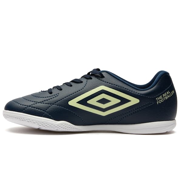 Chuteira futsal Umbro Class Footballer adulto, azul e branco, com logo verde.