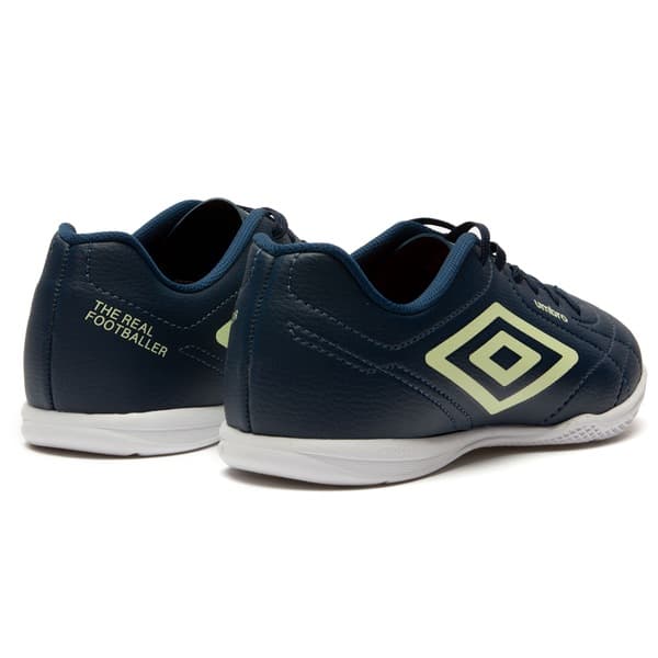 Par de chuteiras futsal Umbro Class Footballer adulto, azul e branco, com texto.