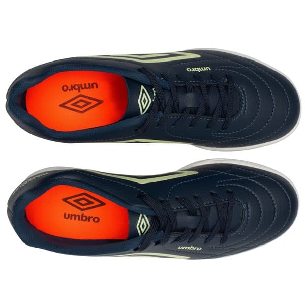Detalhe da chuteira futsal Umbro Class Footballer adulto, azul e laranja, com logo.