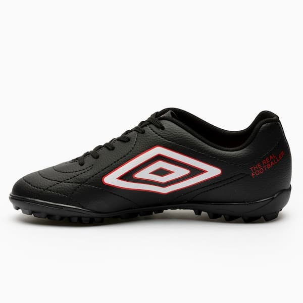 Chuteira Society Adulto Umbro Class Footballer preta com detalhes em branco e vermelho.