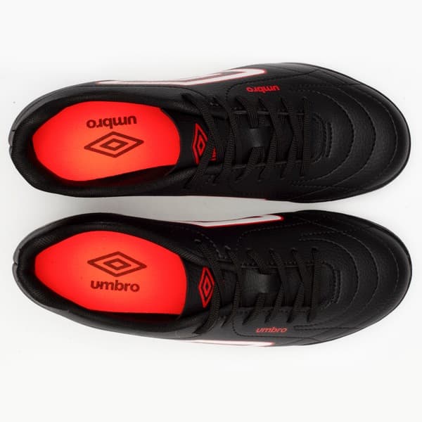 Umbro Class Futebol Society Adulto Preto, com detalhes em vermelho e branco.