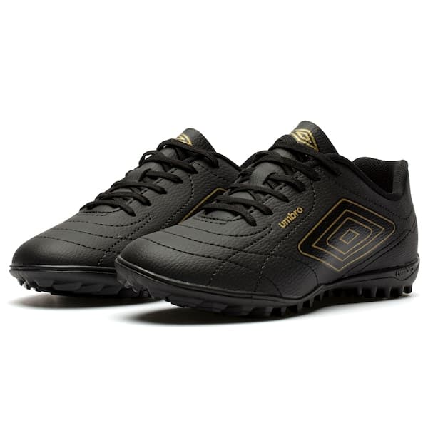 Chuteira de futebol society adulto Umbro Class Footballer, preta com detalhes dourados, em fundo branco.