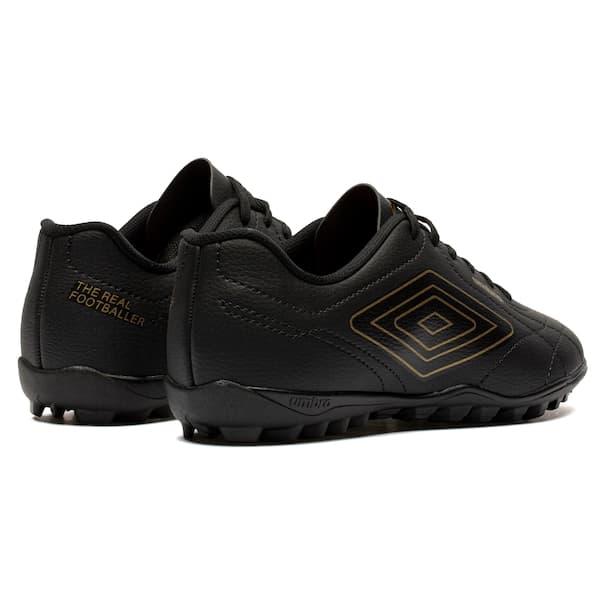 Par de chuteiras Umbro Class Footballer, pretas e douradas, para campo.