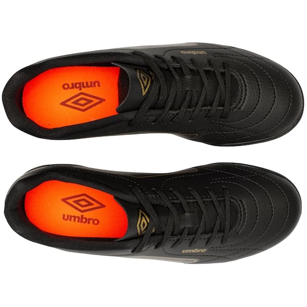 Interior das chuteiras Umbro Class Footballer, pretas e douradas, com sola vermelha.