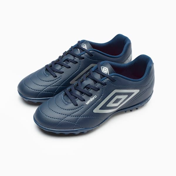 Tênis Umbro Class Footballer Society azul e branco com logo branco e laranja.