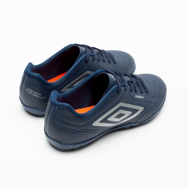 Tênis Umbro Class Footballer Society azul e branco com detalhes em laranja e cinza.