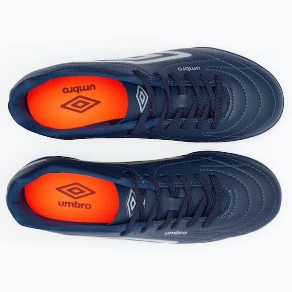Tênis Umbro Class Footballer Society azul e branco com detalhes em laranja.
