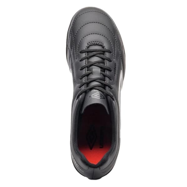 Detalhe do tênis Umbro Class Footballer preto com interior vermelho.