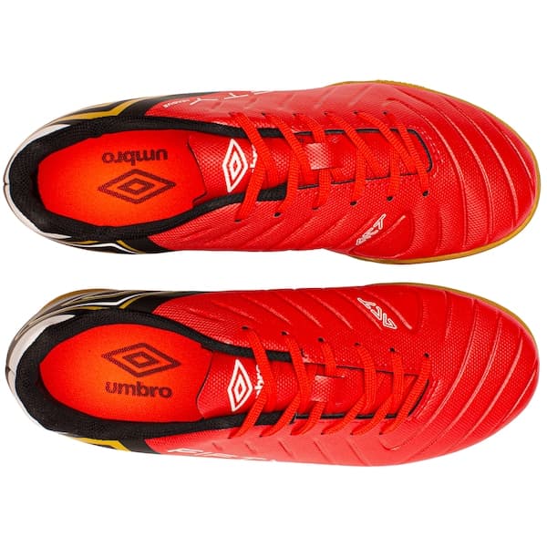 Par de Chuteira Futsal Umbro Fifty VI League Vermelho Preto Amarelo, lado.