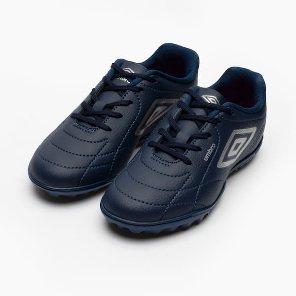 Tênis de futebol Umbro Class Society Kids, azul marinho com sola de borracha e logo branco.