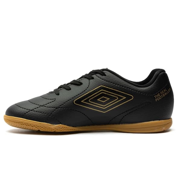 Chuteira Futsal Infantil Umbro Class Footballer preta com logotipo dourado