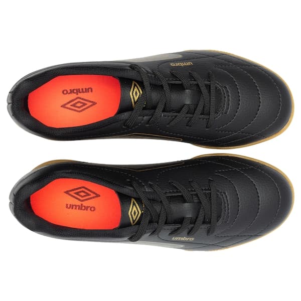 Tênis futsal infantil Umbro Class Footballer preto com detalhes dourados, mostrando o interior.