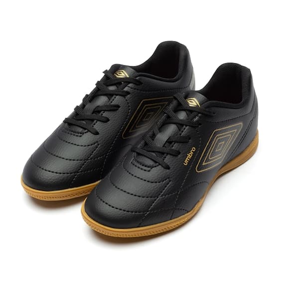 Par de tênis futsal infantil Umbro Class Footballer em preto e dourado, vista frontal.